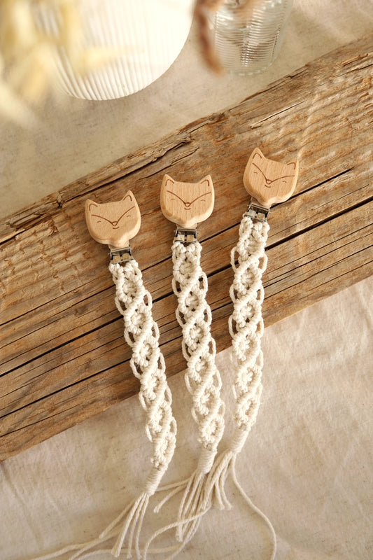 Prendedor de chupeta raposa em macramê
