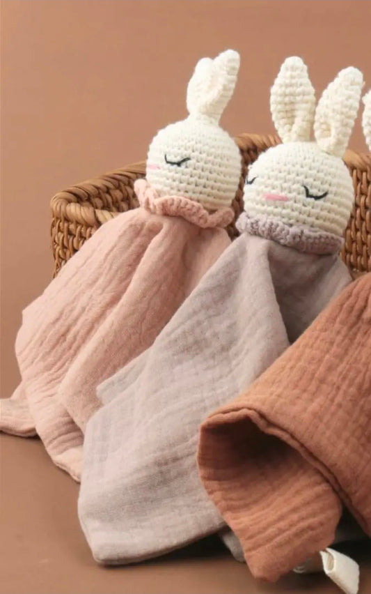 Doudou artesanal em musselina com croché
